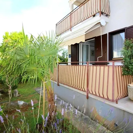 Livija Maj Mit Garten Und Terrasse Porec